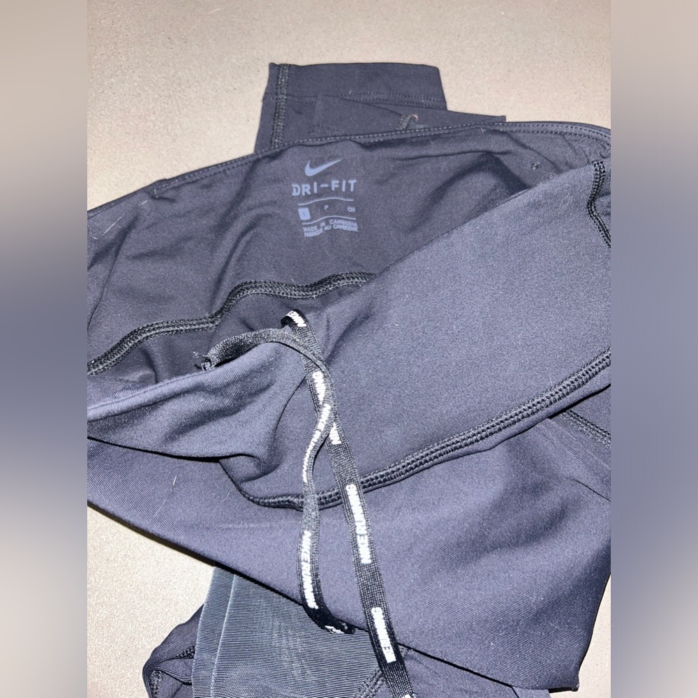 Woman’s Black Nike Dri-Fit leggings with mesh - Picture 4 of 4